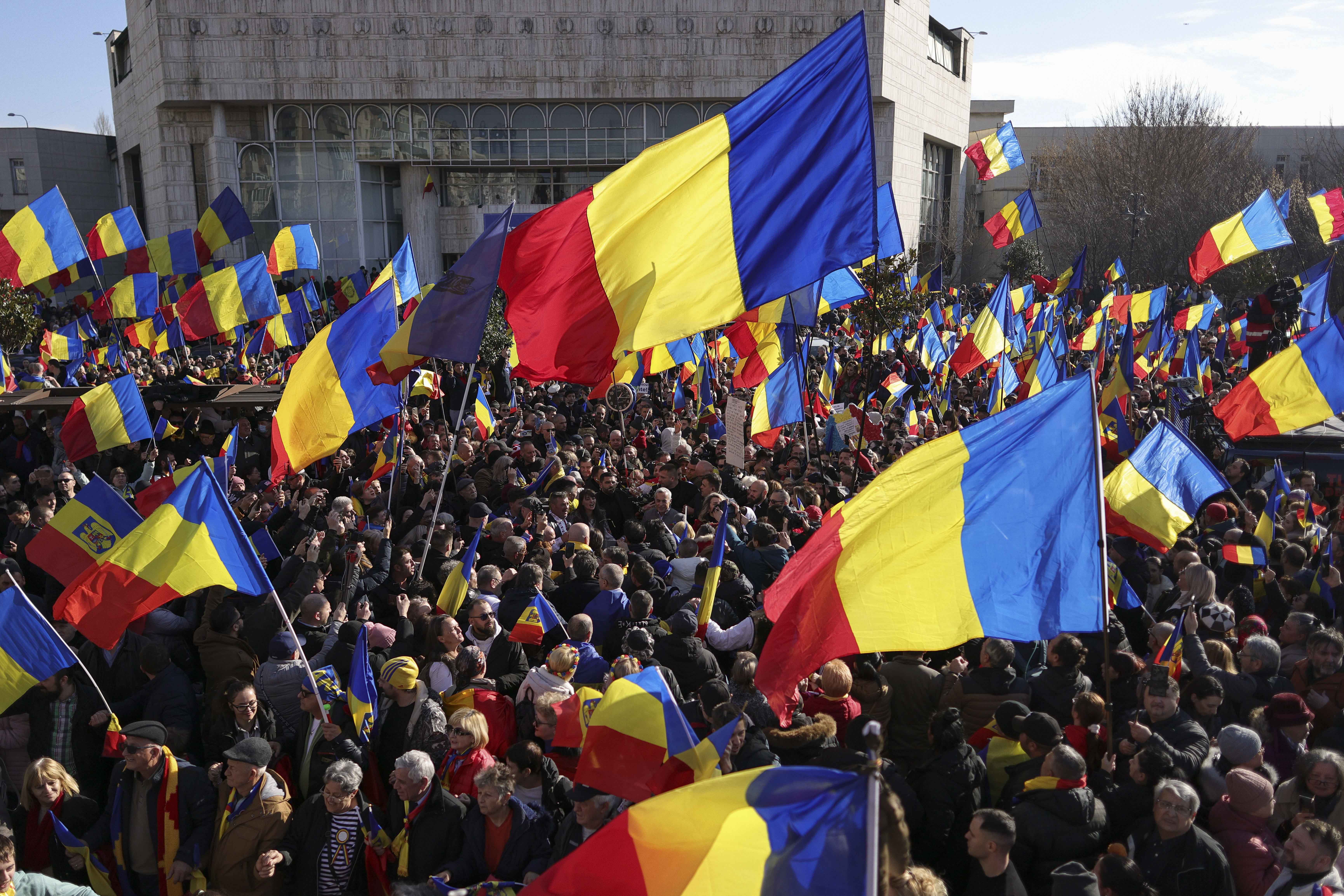 Călin Georgescu a fost înconjurat de mii de oameni la „Marea Horă a Unirii Neamului”: „Suntem legați pentru totdeauna ca frați și surori”
