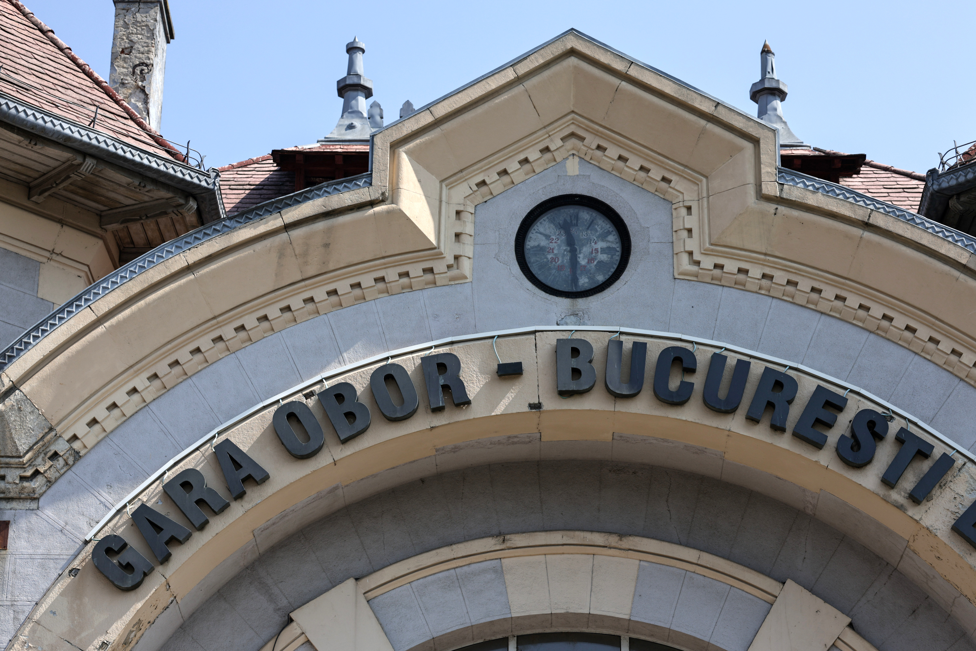Gara-fantomă din București: dezastru total, cinci trenuri vin și pleacă, iar călătorii așteaptă micii calzi „La pierde tren”