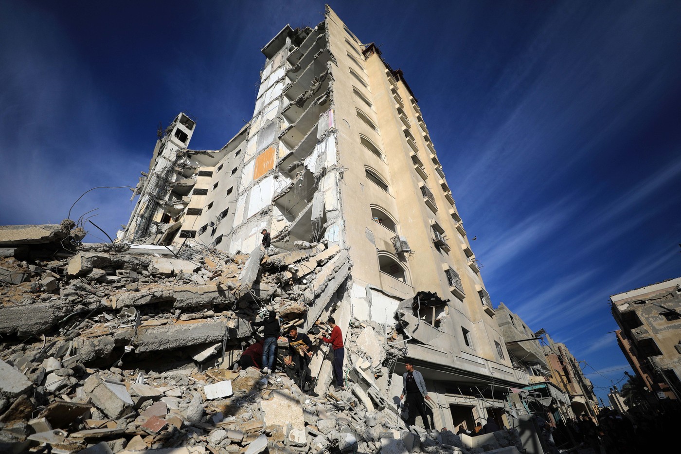 Bloc turn de locuințe din Rafah, lovit de Israel. „Oamenii s-au speriat, au fugit pe scări, unii au căzut, a fost haos”