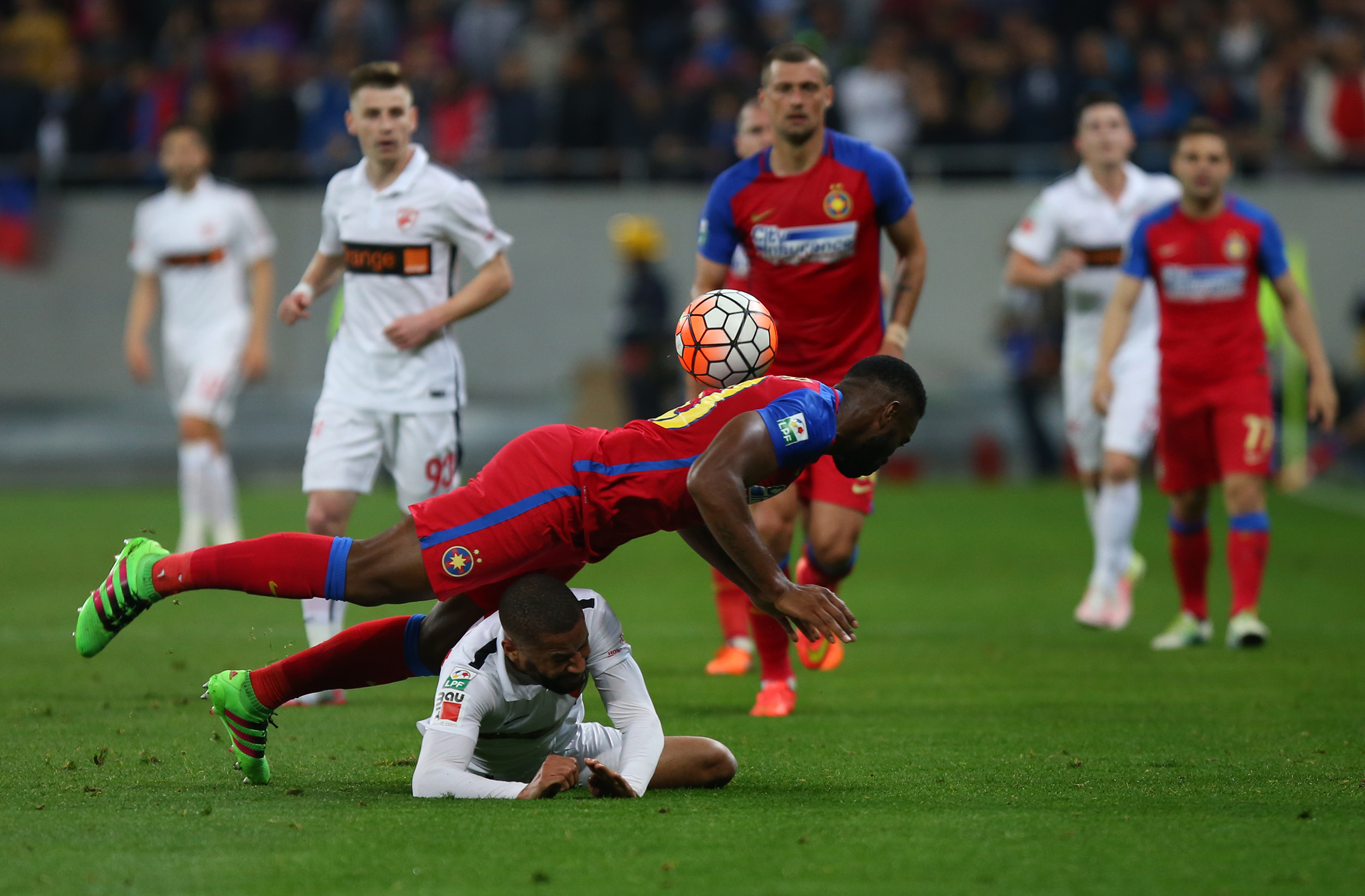 Derby de România. Steaua - Dinamo 1-1. Meciul a fost decis de un autogol şi de reuşita "rezervei" Gnohéré. Reacţii / FOTO & VIDEO