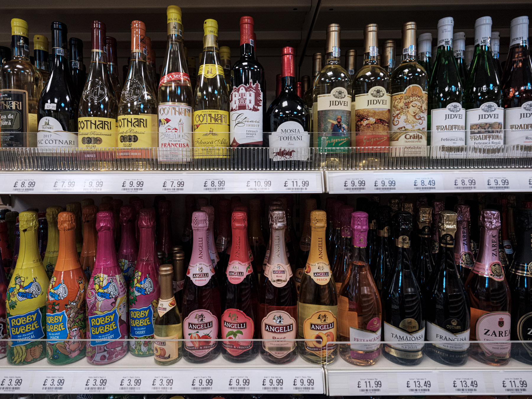 Sărbători departe de casă. La magazinul românesc dintr-un oraș din Marea Britanie, românii simt dorul. „Suntem cu inimile împărțite”