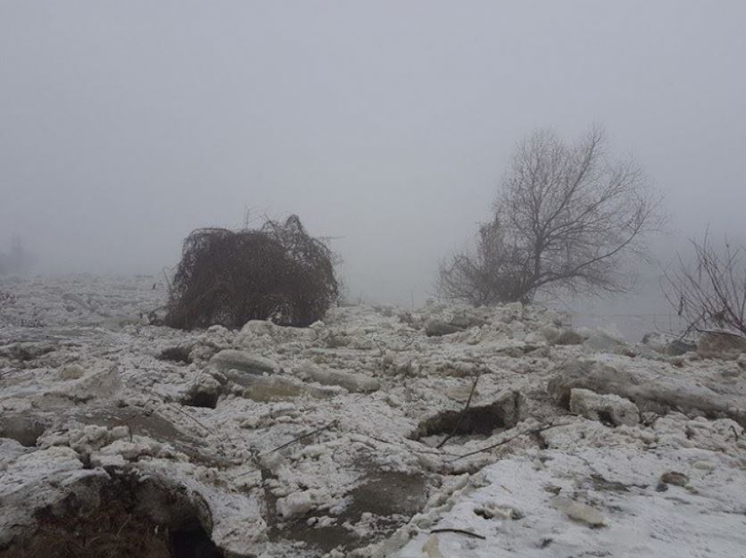 Inundații în județul Bistrița-Năsăud. Zeci de gospodării și mai multe drumuri, măturate de ape după topirea gheții