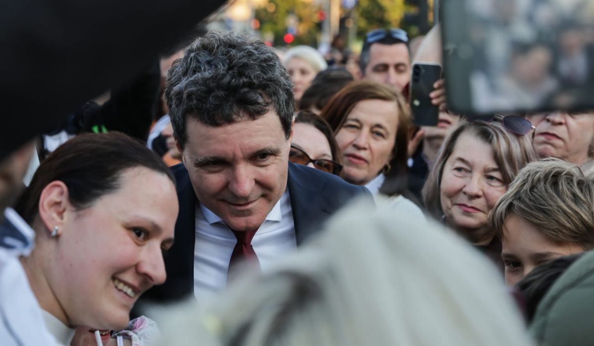 Mii de oameni în Piața Victoriei la mitingul „România în lumină”, organizat de Nicușor Dan. Jandarmeria a sesizat AEP pentru „propagandă electorală” | VIDEO