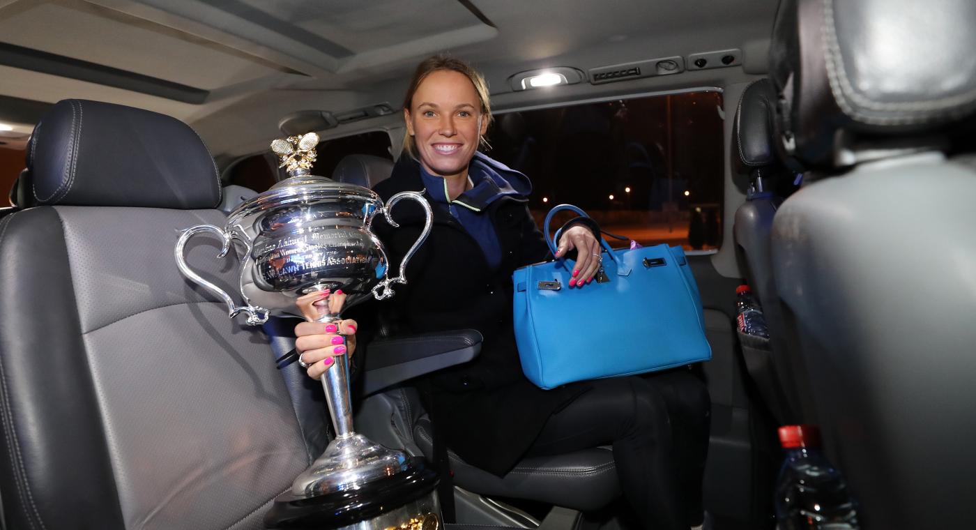 Caroline Wozniacki nu se mai desparte de trofeul câștigat la Australian Open | GALERIE FOTO