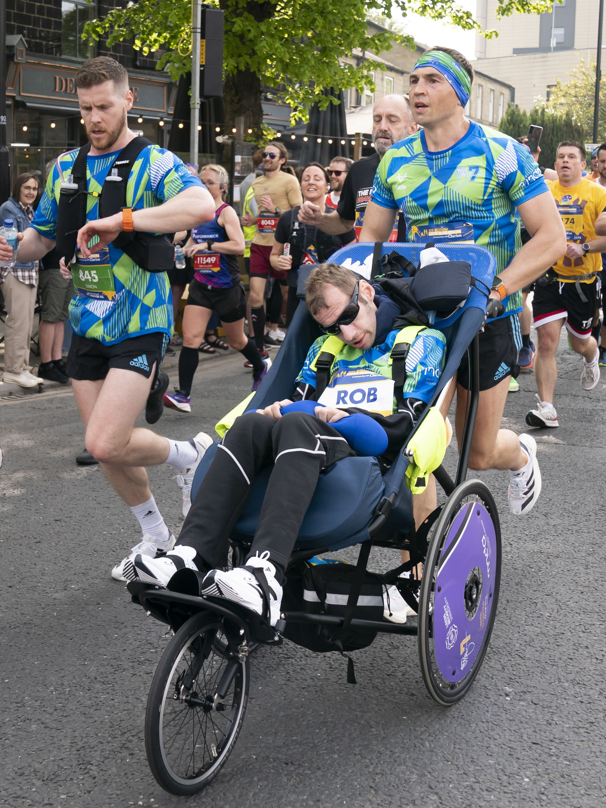 Momentul emoționant în care fostul mare jucător englez de rugby Rob Burrow, diagnosticat cu MND, este purtat pe brațe pe linia de sosire a maratonului din Leeds