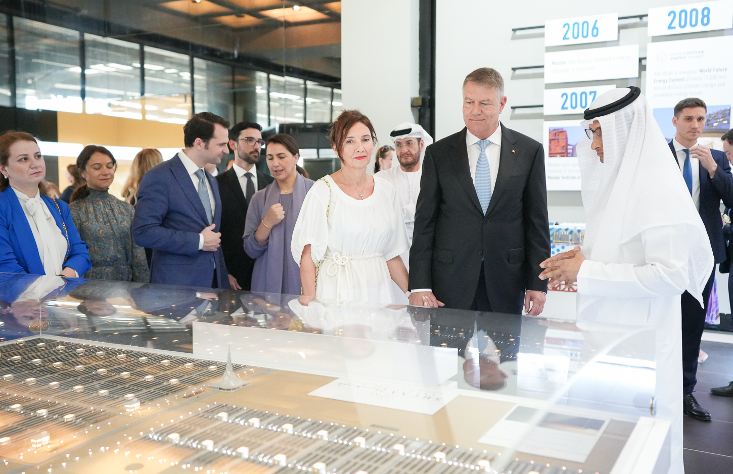 Klaus Iohannis, vizită la Masdar City, „cel mai verde oraș”, în care s-au investit 20 de miliarde de dolari