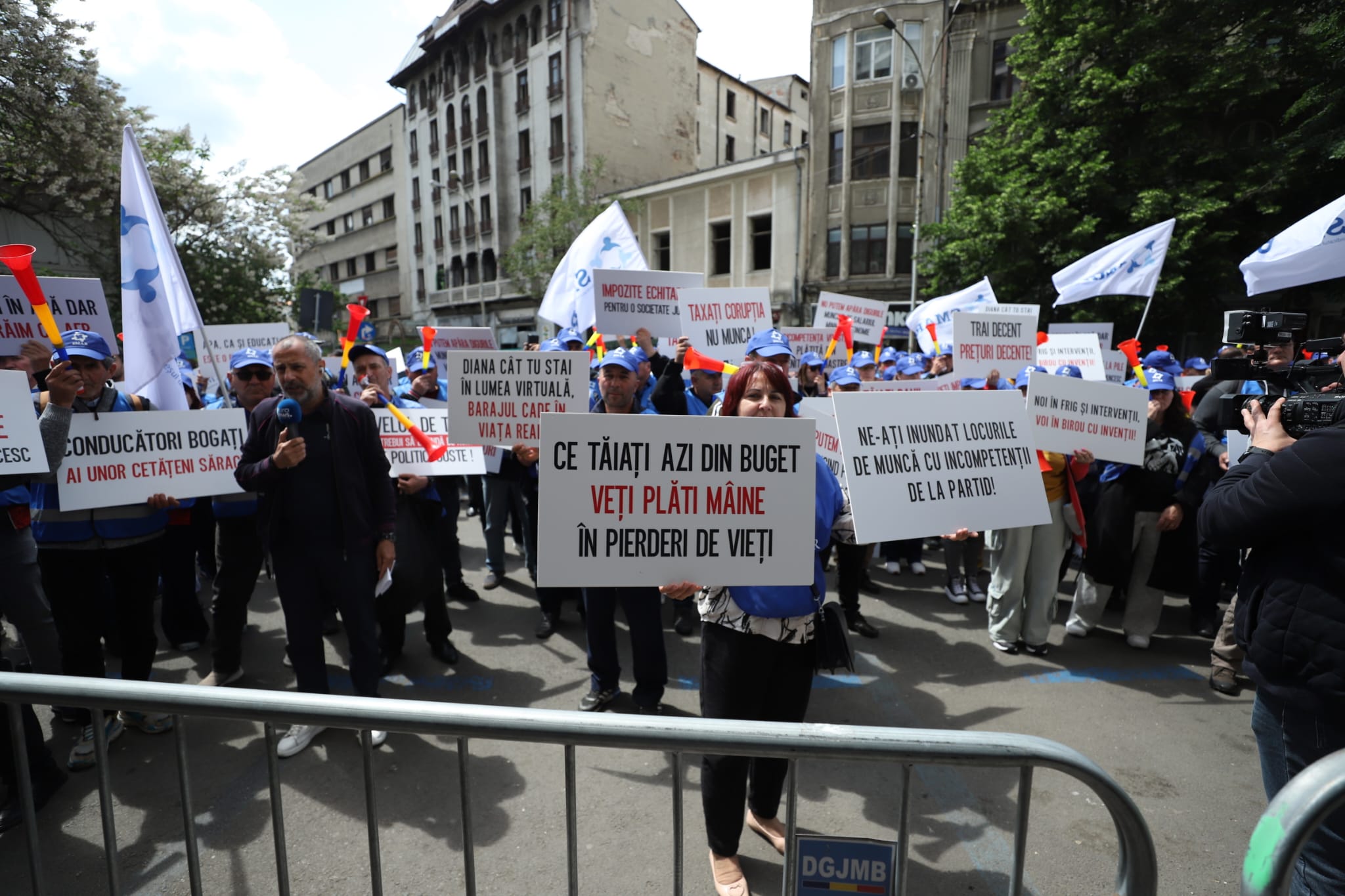 Diana Buzoianu i-a luat tare pe sindicaliștii din fața Ministerului Mediului: „Nu se mai poate cu pile și corupție! Șefii voștri v-au blocat contractele!”