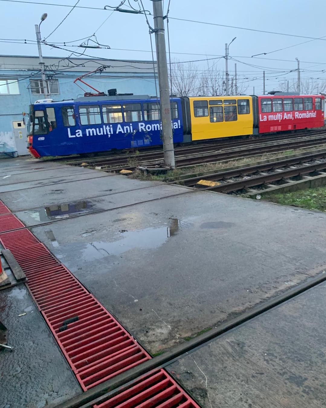 Tramvaiul Tricolor circulă în București pe linia 41. „Arborăm cu mândrie drapelul țării!”