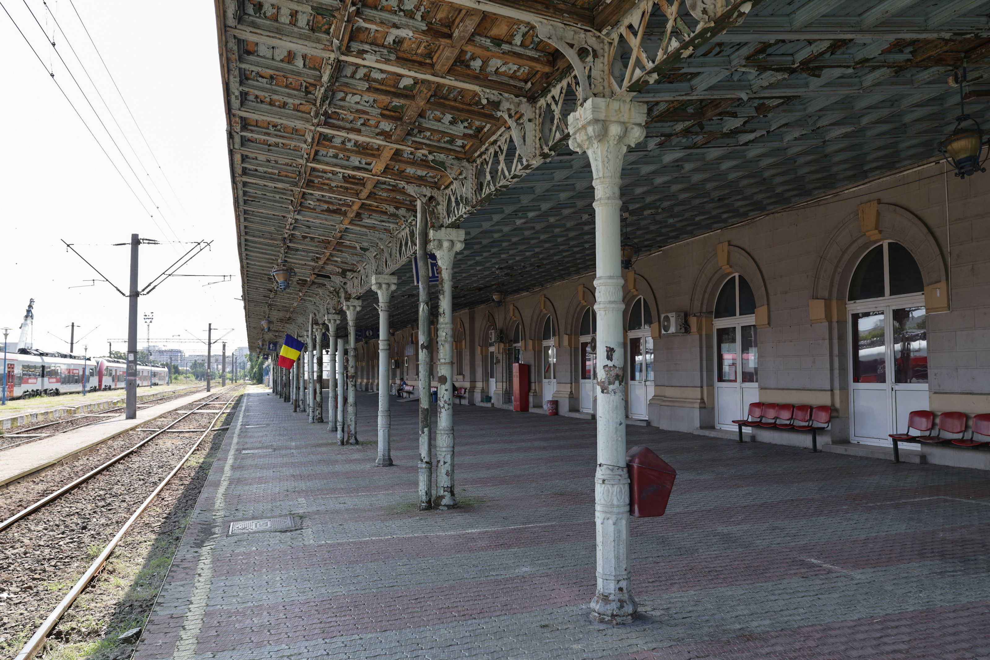 Gara-fantomă din București: dezastru total, cinci trenuri vin și pleacă, iar călătorii așteaptă micii calzi „La pierde tren”