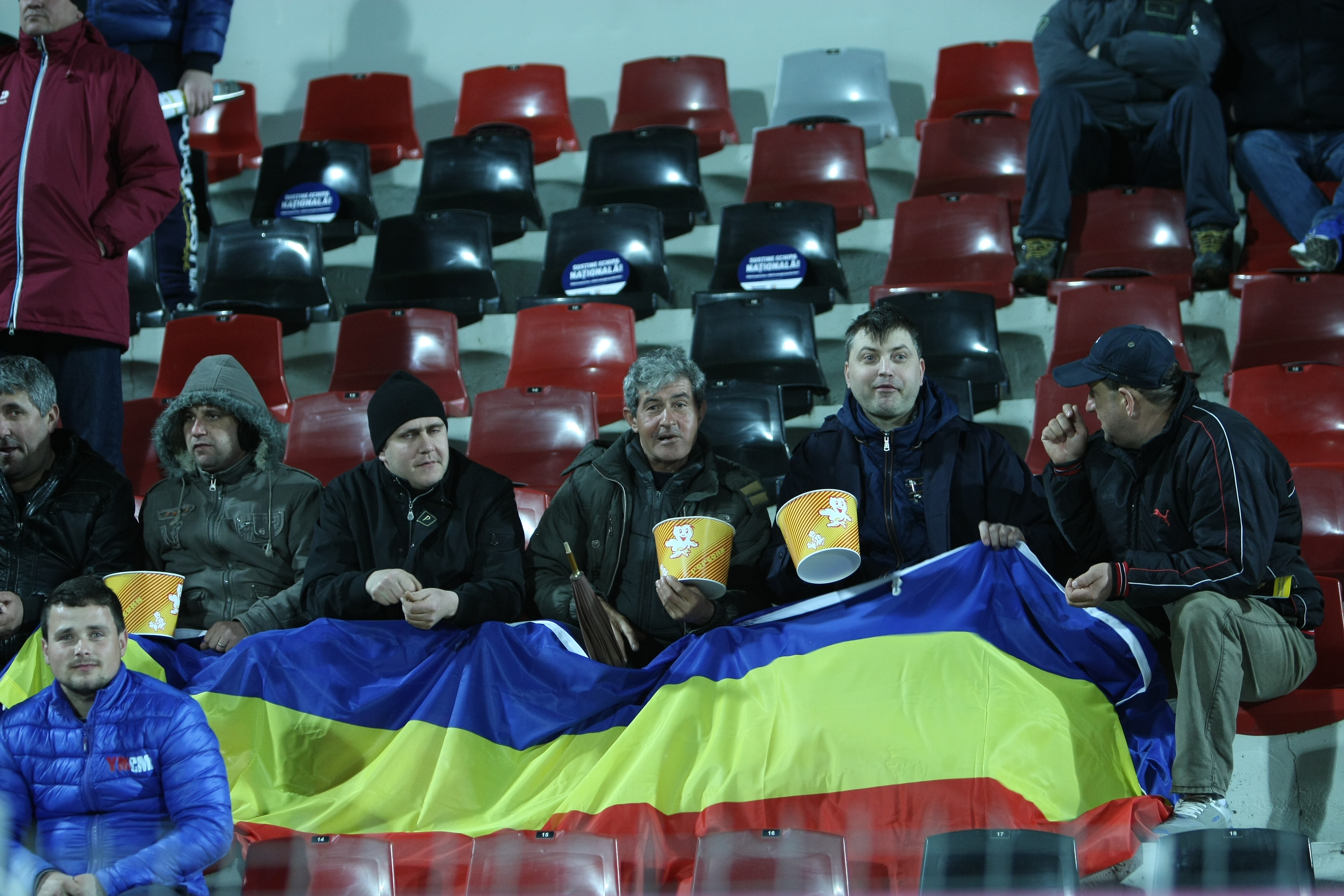 Fanii naționalei reclamă prezența interlopilor la meciul cu Lituania / GALERIE FOTO