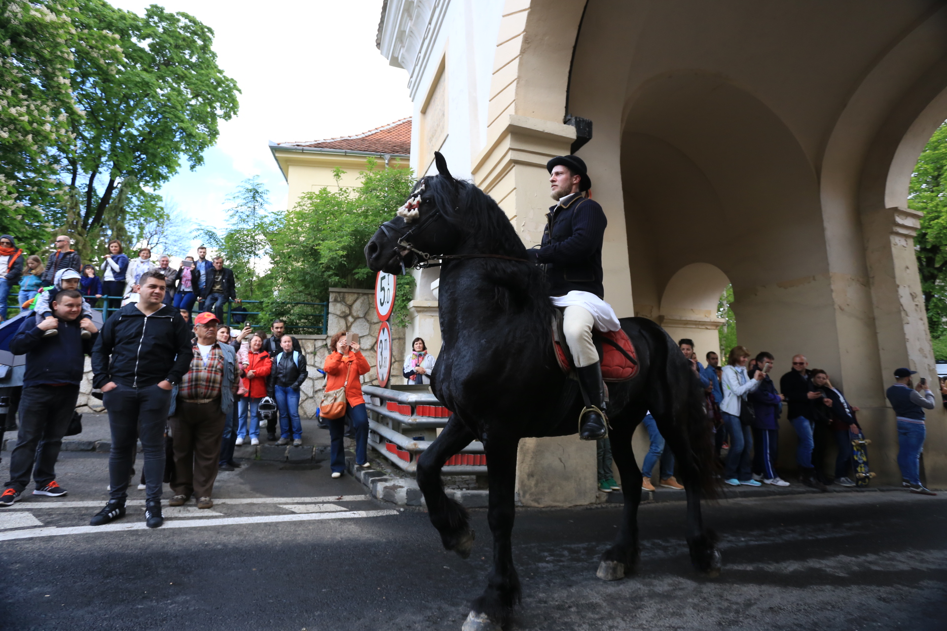 Mii de oameni au asistat la Parada Junilor la Brașov | GALERIE FOTO
