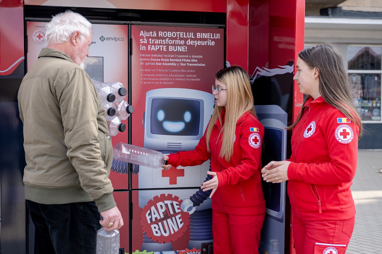 „Roboțelul binelui” transformă fiecare PET colectat într-un euro. Sumele strânse vor merge către proiecte sociale susținute de Crucea Roșie