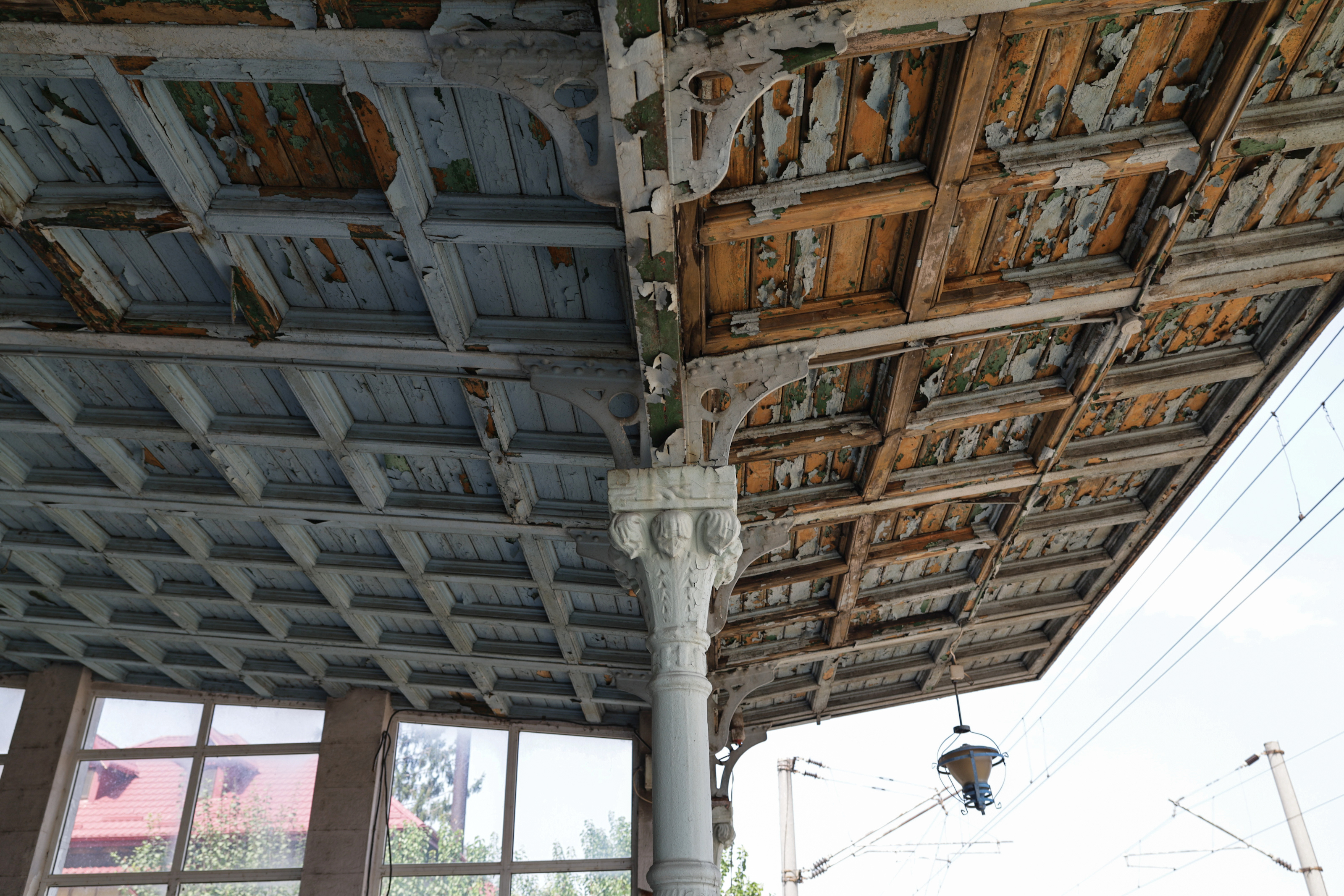 Gara-fantomă din București: dezastru total, cinci trenuri vin și pleacă, iar călătorii așteaptă micii calzi „La pierde tren”