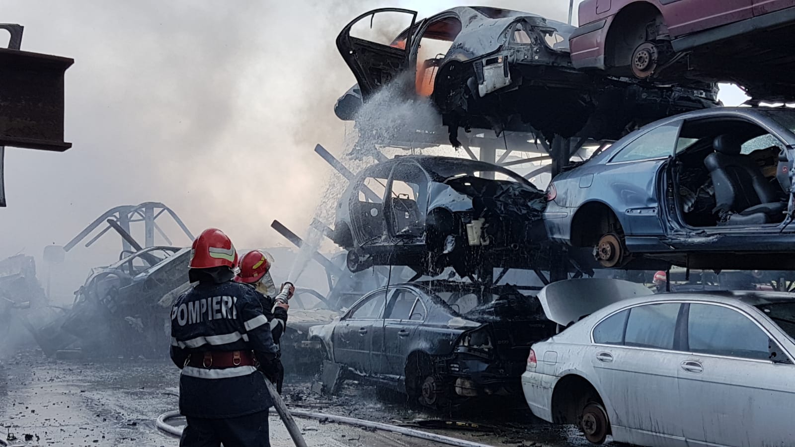 UPDATE/ Incendiu puternic într-un parc auto din Agigea. Focul ar fi pornit de la o rulotă/ VIDEO&FOTO