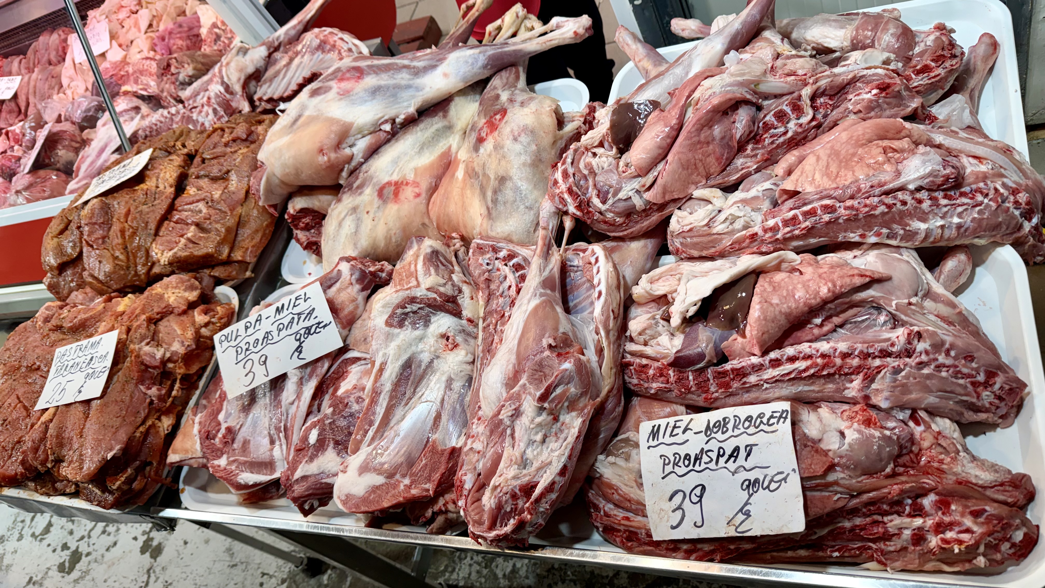 Preț miei Paște 2026. Cât costă kilogramul de carne de miel la București? „Am luat jumătate și am terminat bâlciul!”
