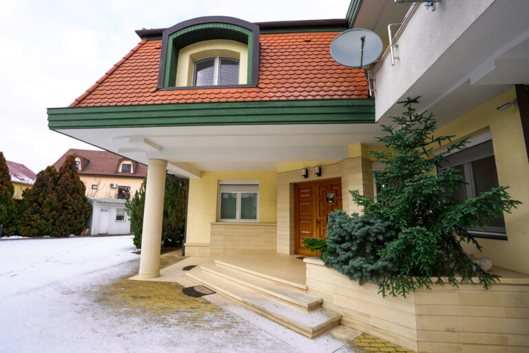 Cum arată o vilă de aproape două milioane de euro scoasă la vânzare la Cluj. Sala de fitness a atras atenția presei locale