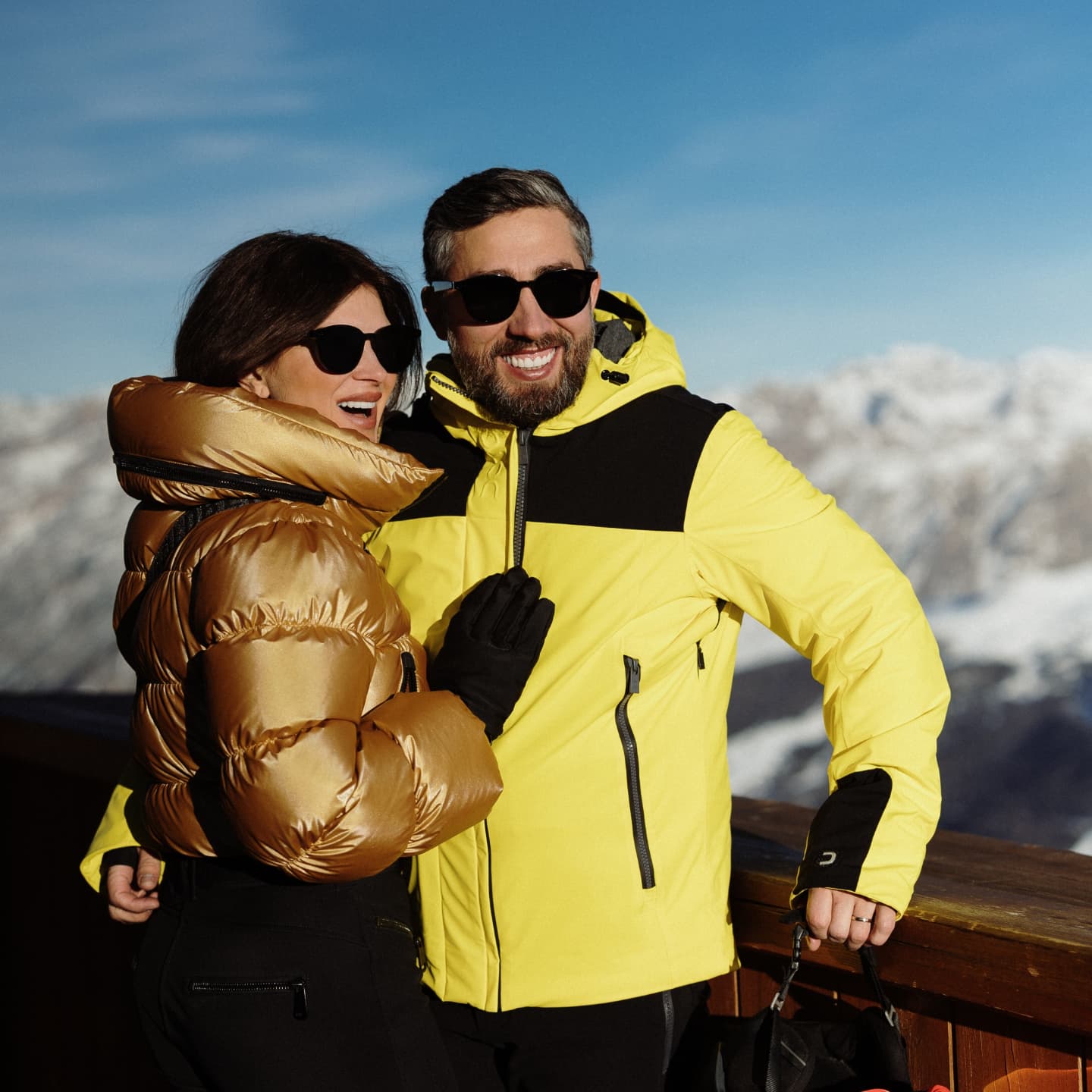 Cât costă salopeta de schi purtată de Monica Bîrlădeanu în vacanța în Alpi cu Valeriu Gheorghiță. Imagini cu cei doi pe pârtie