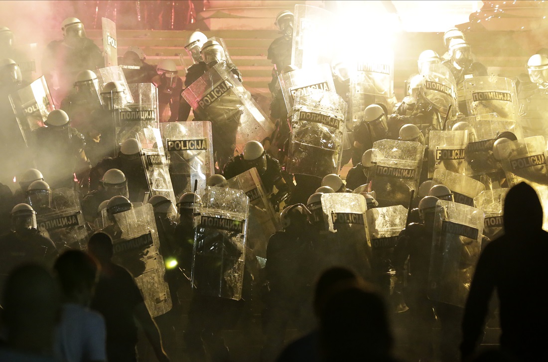 VIDEO  |  Poliția sârbă a arestat 71 de persoane, după o nouă seară de proteste la Belgrad