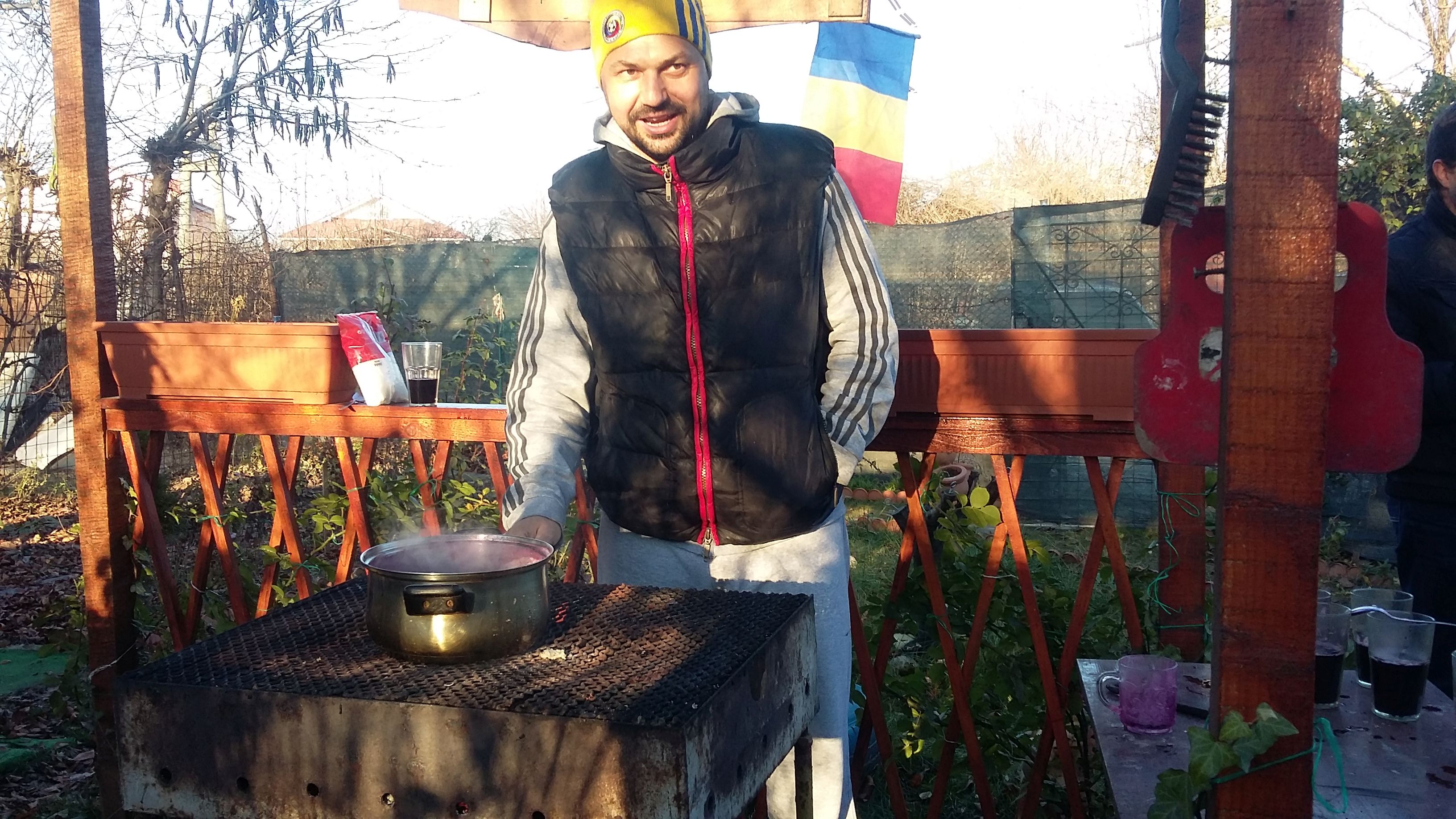Ziua Națională, sărbătorită cu fasole cu ciolan, în spatele blocului GALERIE FOTO