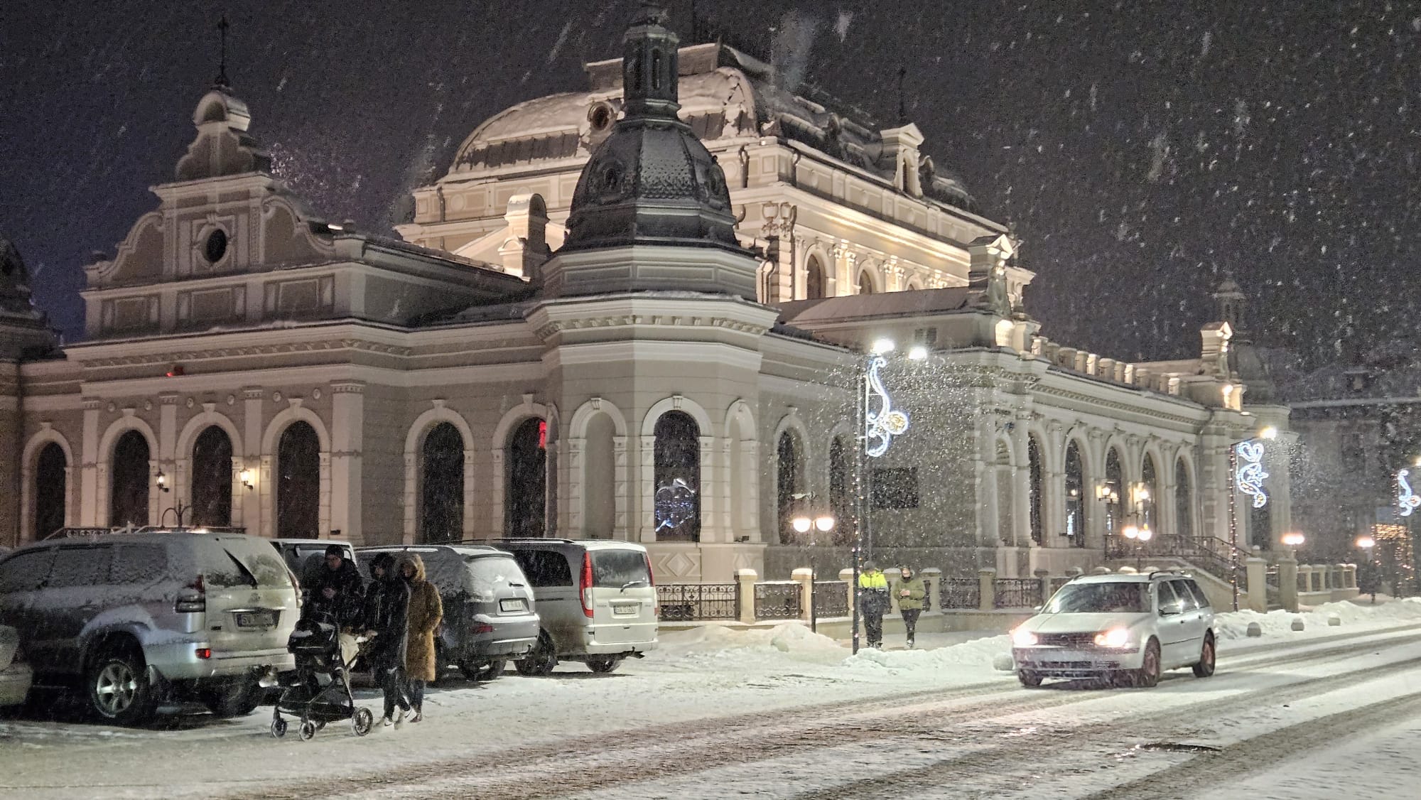 Vatra Dornei este pregătită pentru sfârșitul de an. Orașul-stațiune are hotelurile pline, pârtiile deschise și prețuri accesibile | REPORTAJ