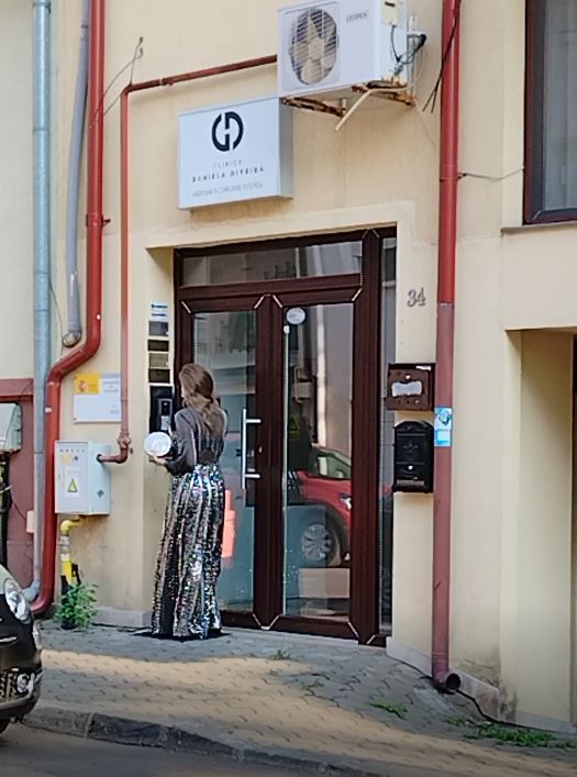 Iulia Albu își face injecții în cap cu propriul sânge. Cum a apărut vedeta, în mijlocul zilei, pe străzile din București