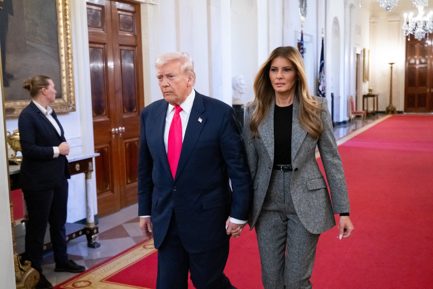 Melania Trump a semnat un ordin executiv alături de Donald Trump
