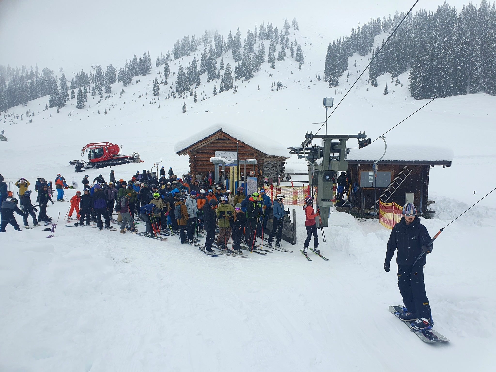 Logan blocat în zăpada de un metru, în prima zi de schi pe o pârtie din Austria | FOTO &amp; VIDEO