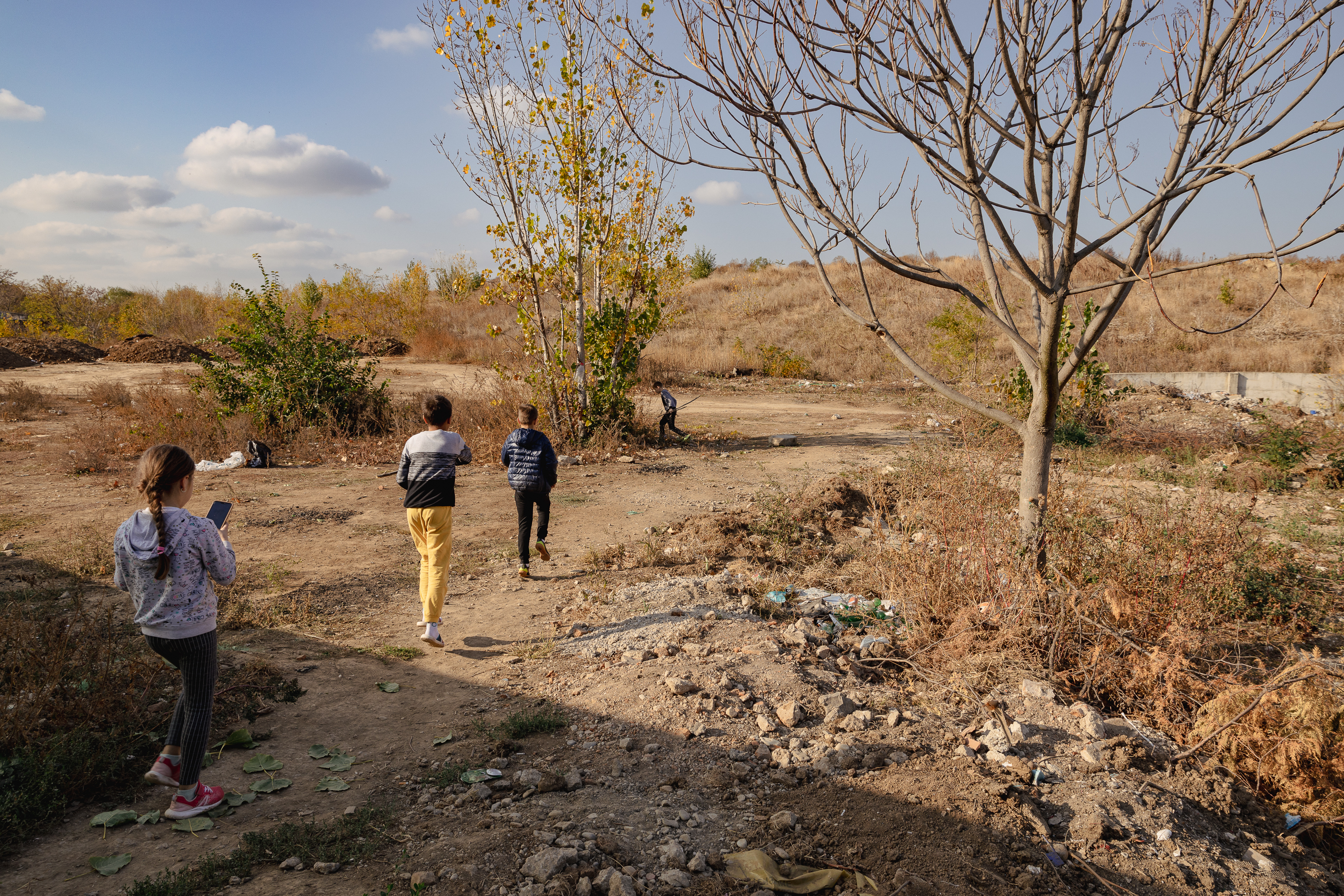 Șantierul de lângă grădiniță. Locuitorii dintr-un oraș de la marginea Bucureștiului spun că nu-și mai duc copiii la ore din cauza prafului: „Nu se poate respira, nu putem deschide geamul”