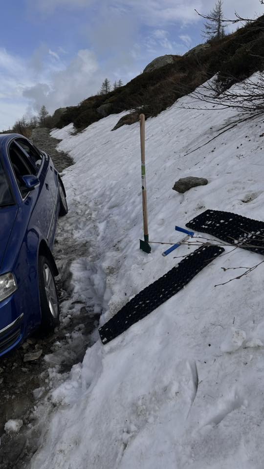 Un român a rămas blocat cu mașina la peste 1.700 de metri altitudine, în drum spre Anglia
