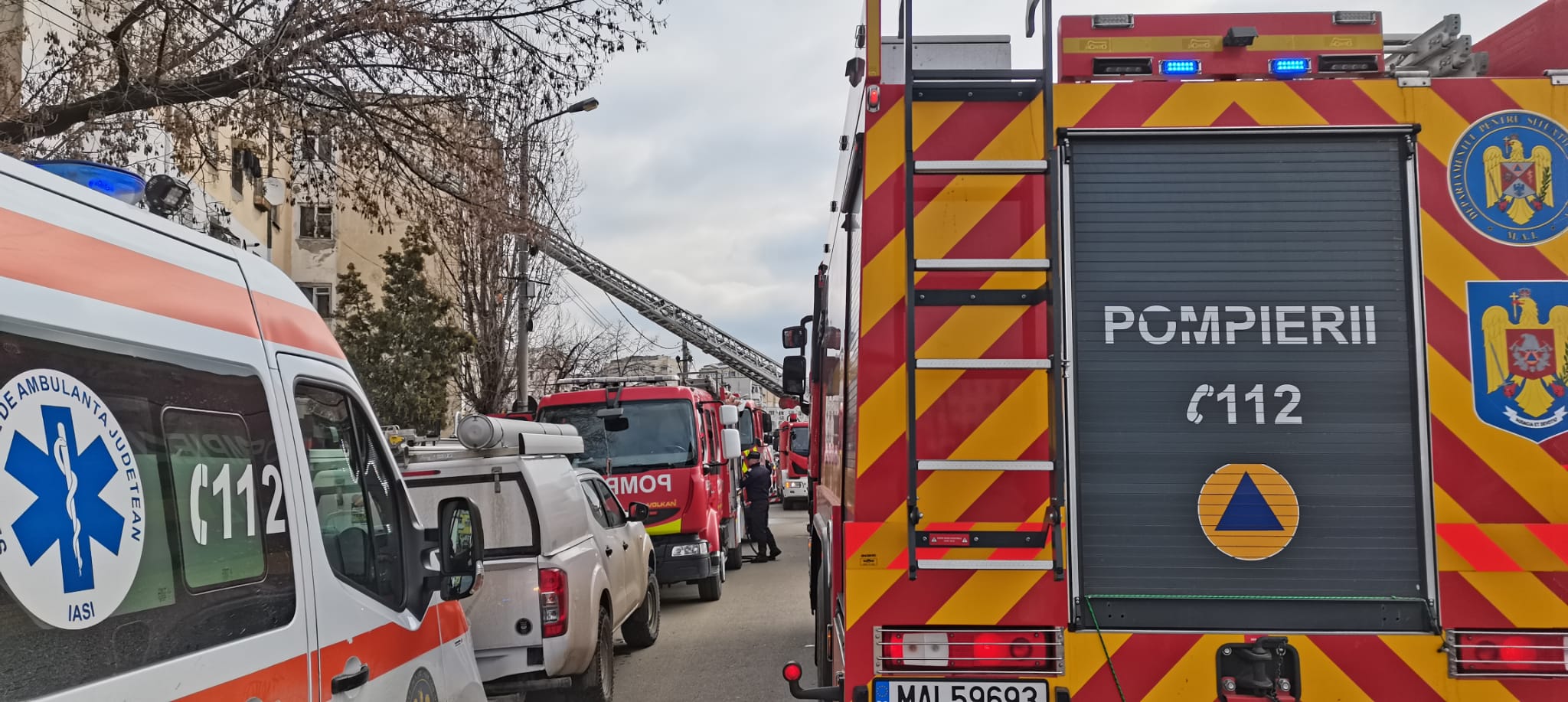 Incendiu într-un bloc din Iași. O persoană a fost găsită carbonizată, 13 locatari au fost evacuaţi de pompieri