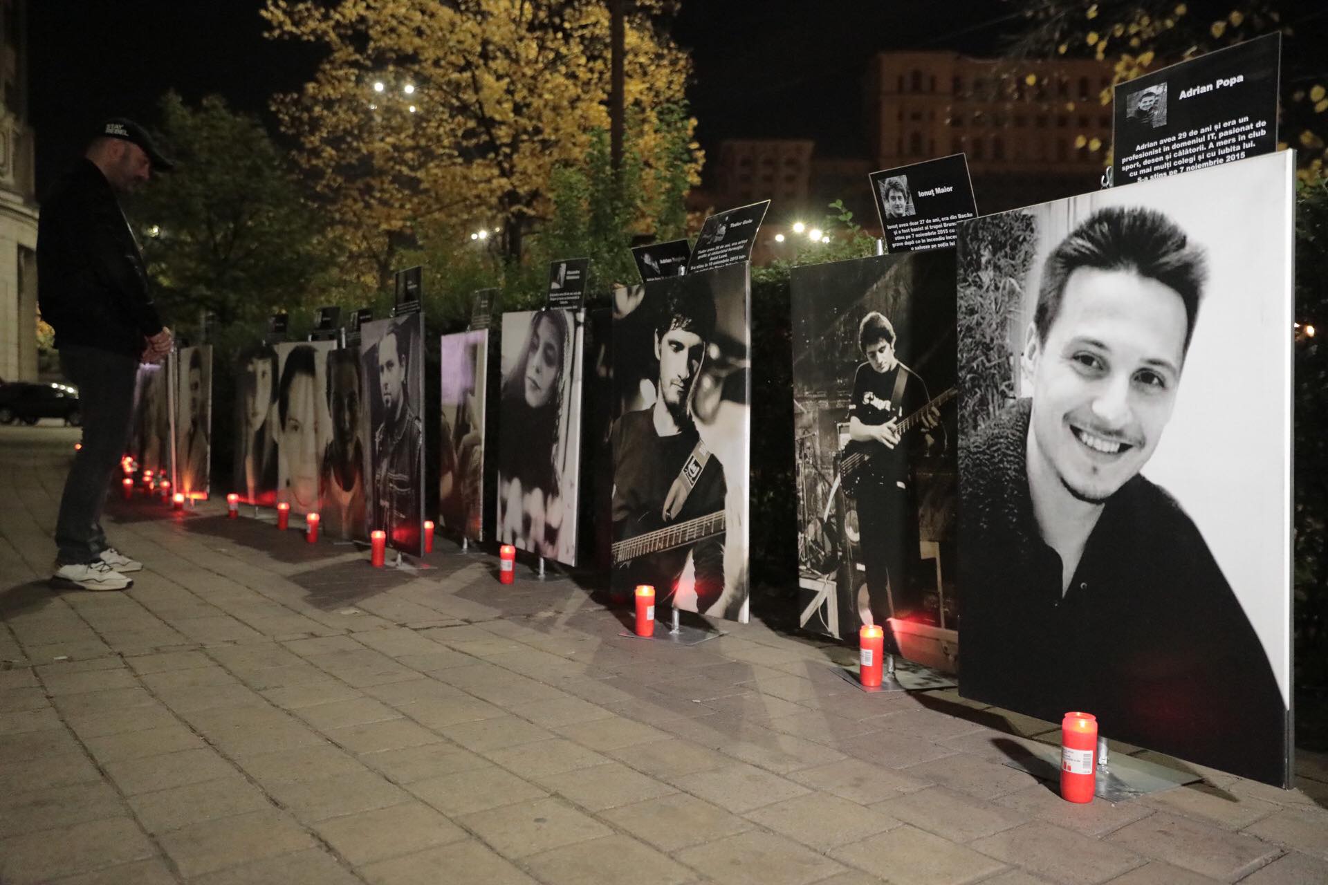 Marș în memoria victimelor de la Colectiv. Fotografiile tinerilor care au murit au fost așezate în fața Parchetului