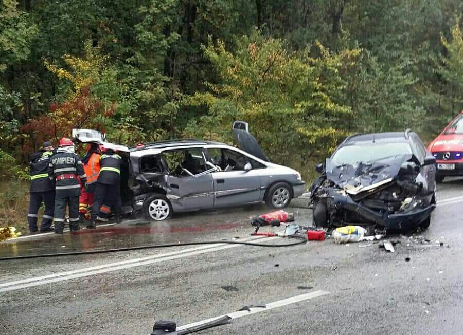 FOTO| Doi morți și mai mulți răniți într-un accident în Olt după ciocnirea a două mașini