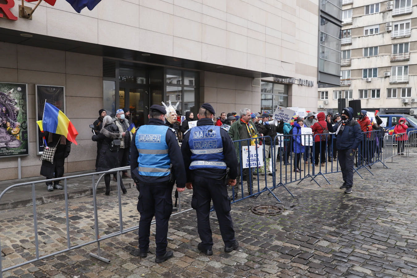 Protest în fața Ministerului Sănătății împotriva măsurilor anti-COVID. Manifestanții îi cer demisia lui Rafila
