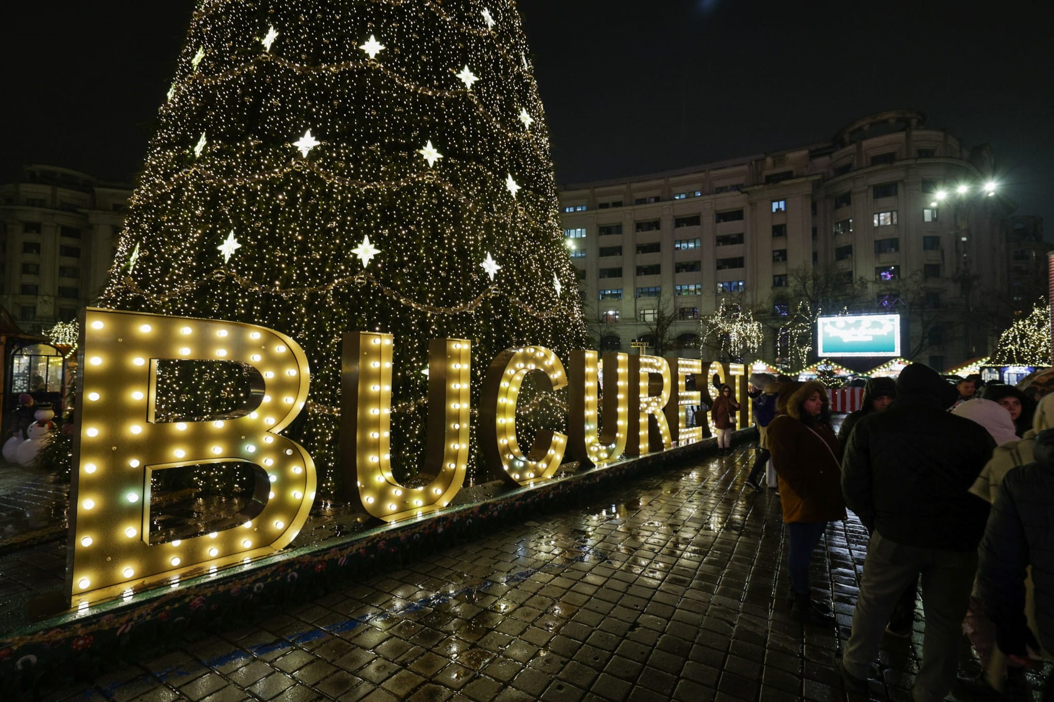 Cât costă pomana porcului și pastrama la Târgul de Crăciun organizat în Piața Constituției din București