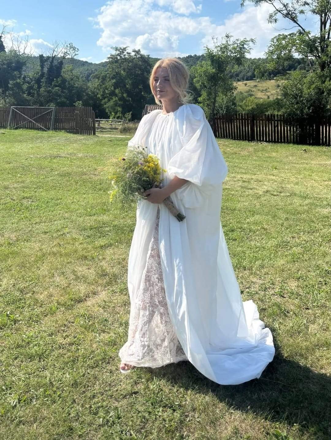 Victoria Răileanu și Adrian Ștefănescu s-au căsătorit religios. Imagini de la nunta organizată în mijlocul naturii