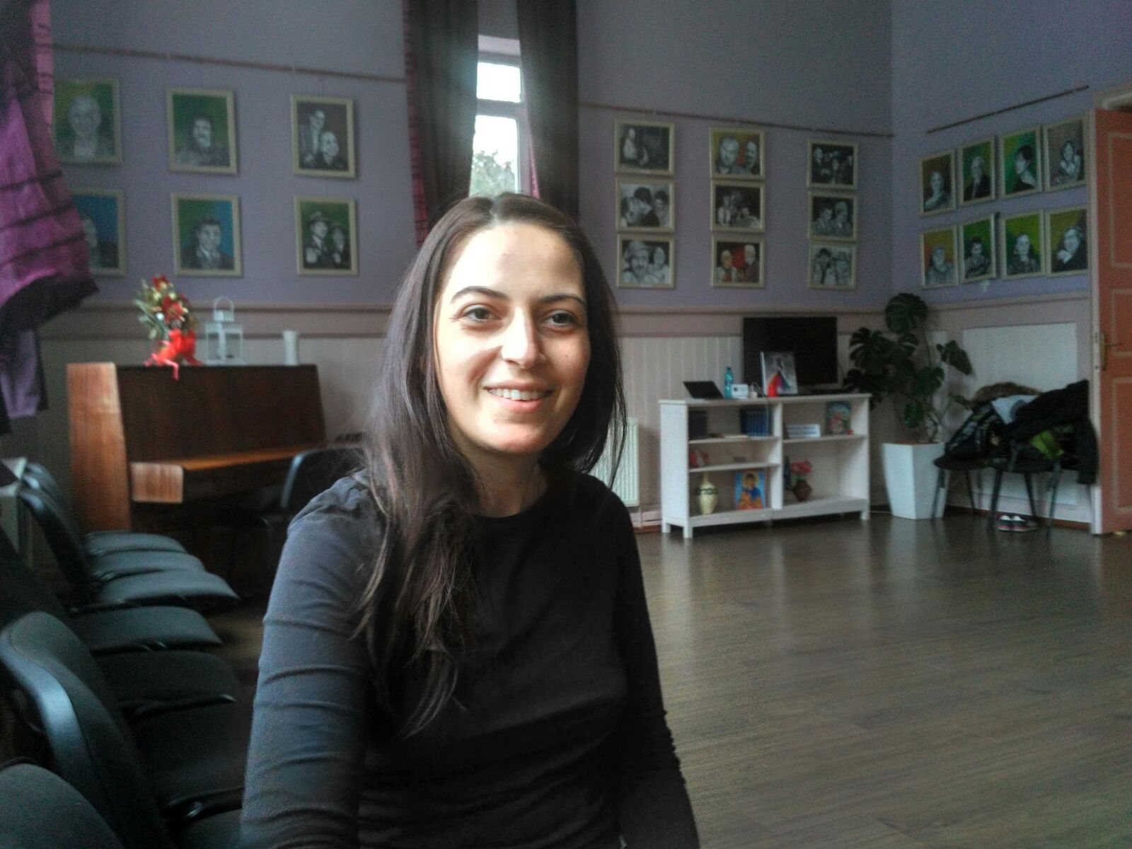 VIDEO REPORTAJ/Casandra Petre a terminat dreptul, dar a devenit artistă. A umblat prin toată lumea, dar s-a întors în țară!