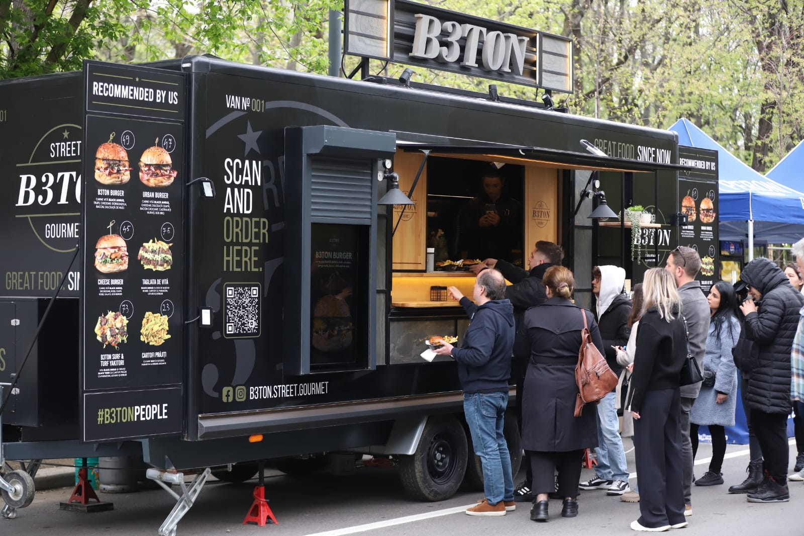 Bucharest Street Food Festival a început. Ce găsiți pe Bulevardul Kiseleff: de la burgeri la paella, plus dulciuri pentru toate gusturile