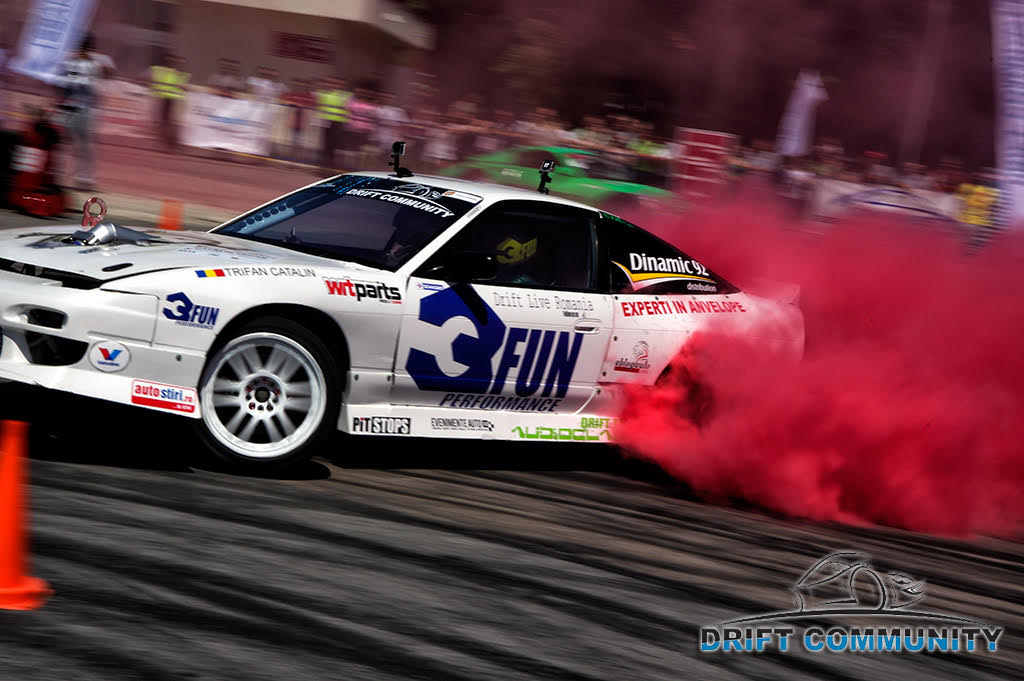 Aşii driftului au topit asfaltul! Cei mai buni piloţi s-au întrecut într-un spectacol impresionant / GALERIE FOTO