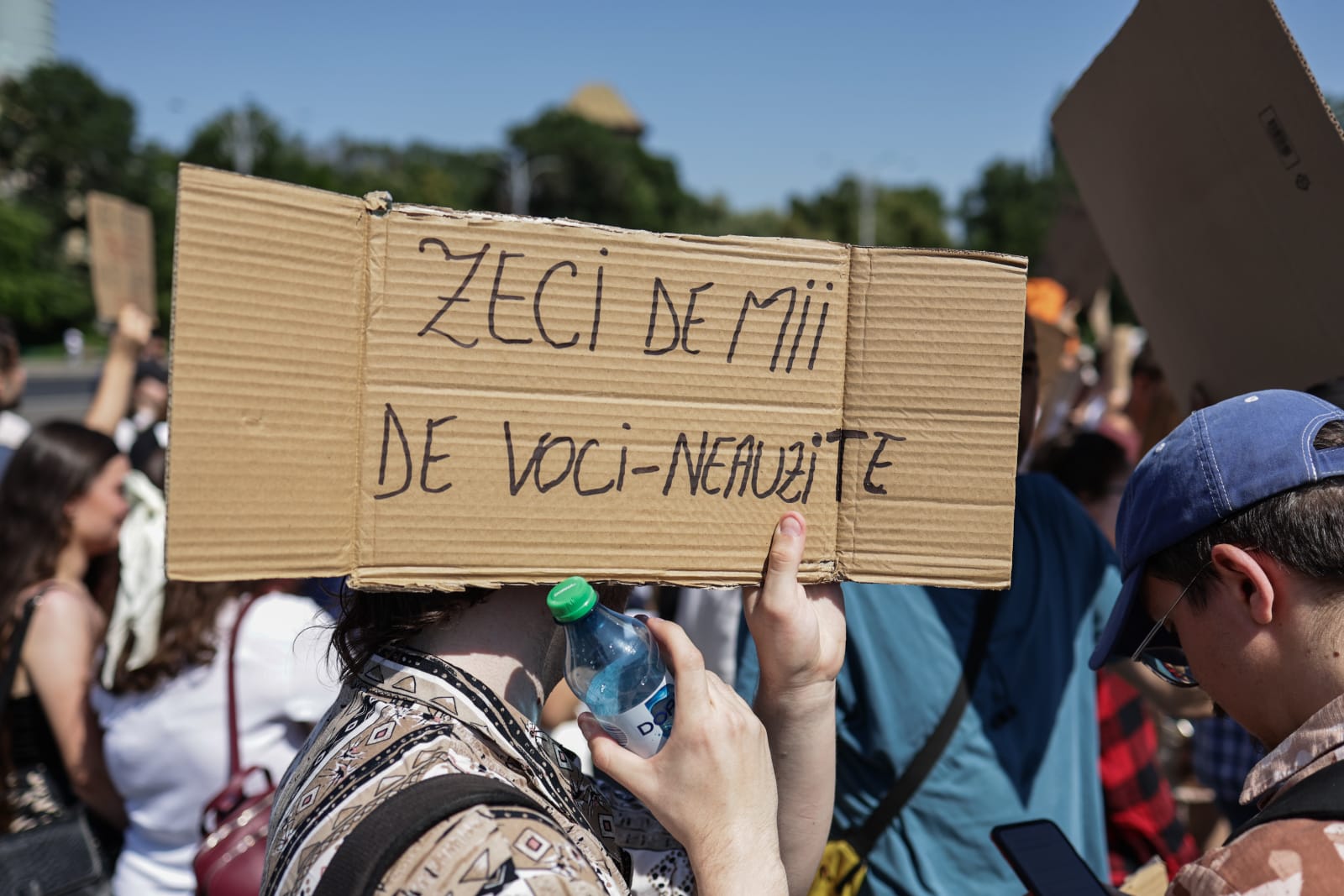 Studenții din toată țara protestează față de reducerea burselor: „Nu vă atingeți de burse!”