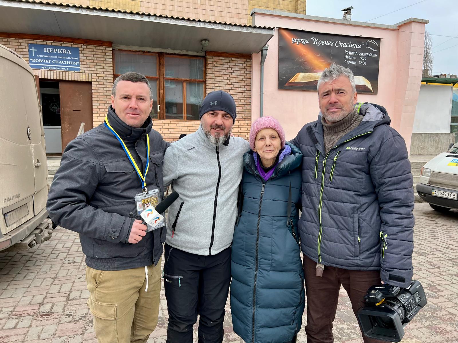Cum se trăiește pe frontul din Ucraina. Relatările lui Alex Costache, jurnalistul TVR care a mers de 13 ori în mijlocul războiului: „Se auzeau obuzele cum vâjâiau în aer. Cădeau la 500 de metri de locul unde ne aflam”