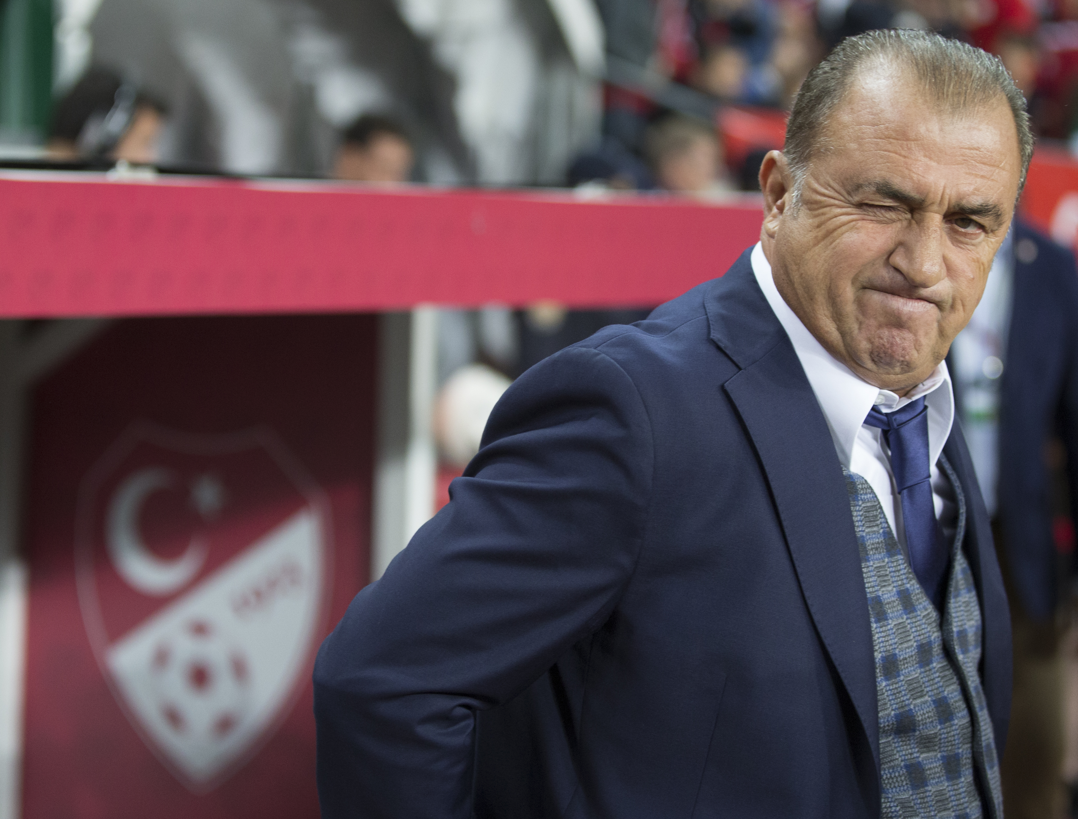 Ea e muza jucătorului pe care-l divinizează toată Turcia. Selcuk ”Xavi” Inan a adus calificarea directă a Turciei la Euro 2016 cu o bijuterie de gol, în ultimul minut. ^Cum au reacționat comentatorii turci. Imaginile FERICIRII de la Konya