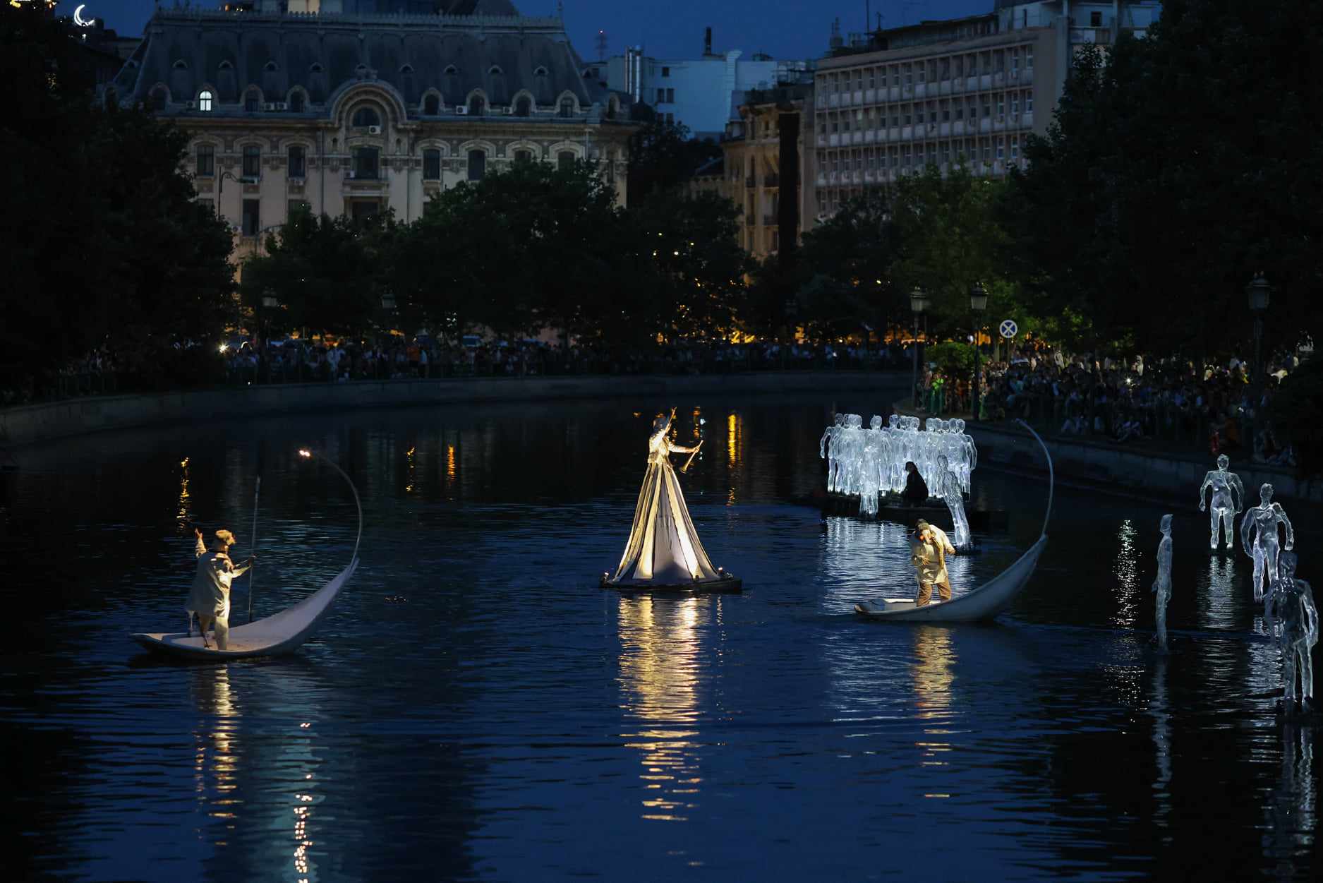 Teatru pe apă. Imagini de la spectacolul inedit desfășurat în București pe râul Dâmbovița