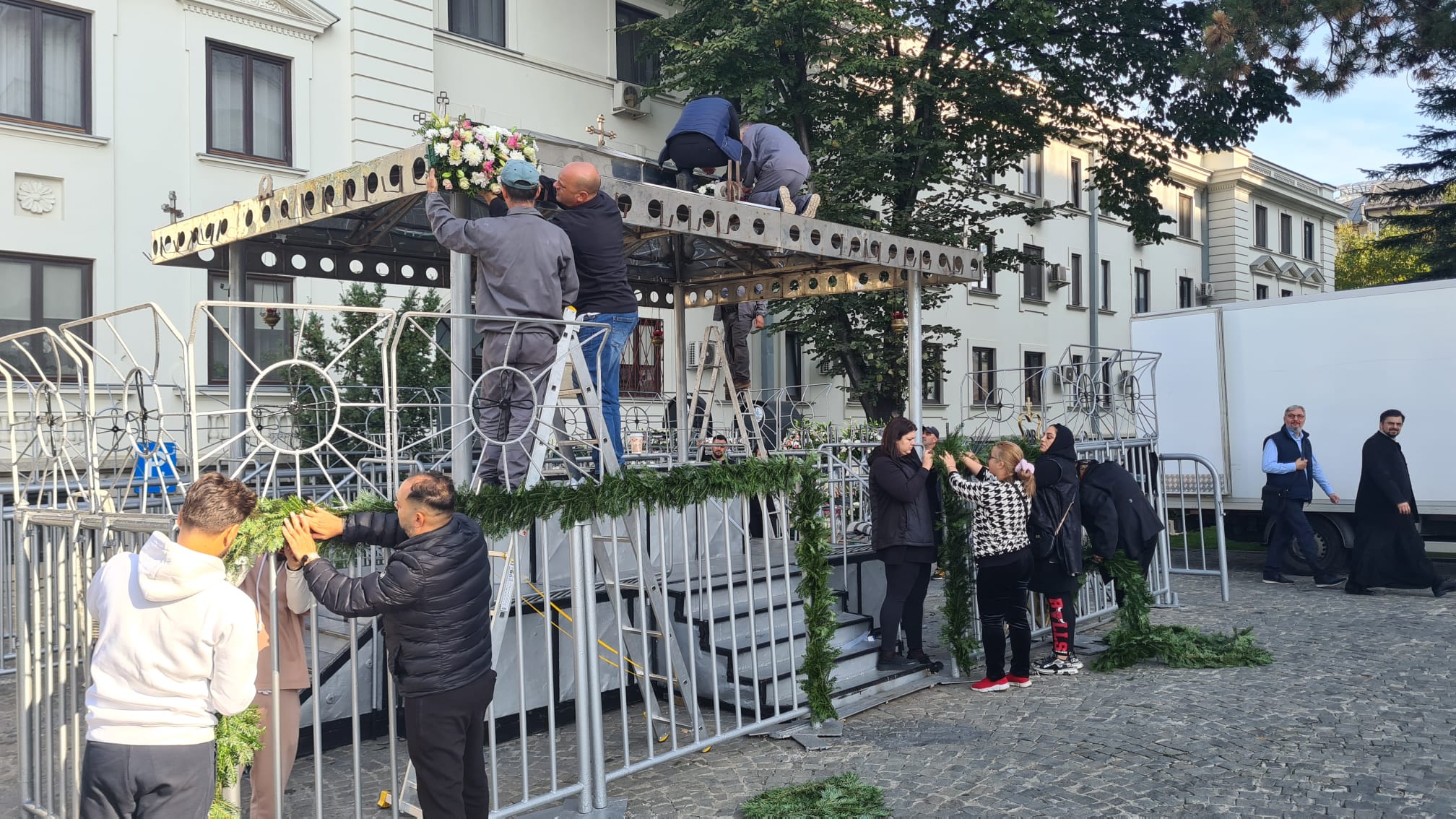 300.000 de credincioși sunt așteptați începând de mâine în pelerinaj la Sfânta Parascheva. Vor fi aduse și moaștele unui sfânt cu origini în Ucraina