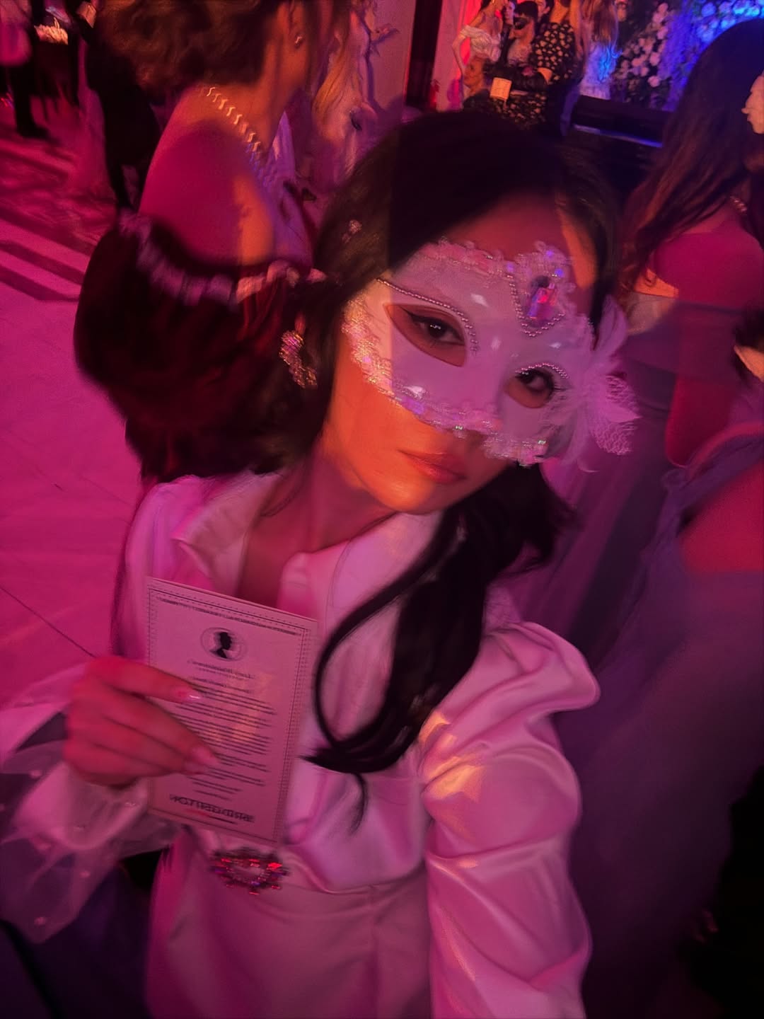 Cum a apărut Ianca, fiica lui Răzvan Simion, la Balul Mascat Bridgerton. Ținuta pe care a ales-o pentru cel mai discutat eveniment din București