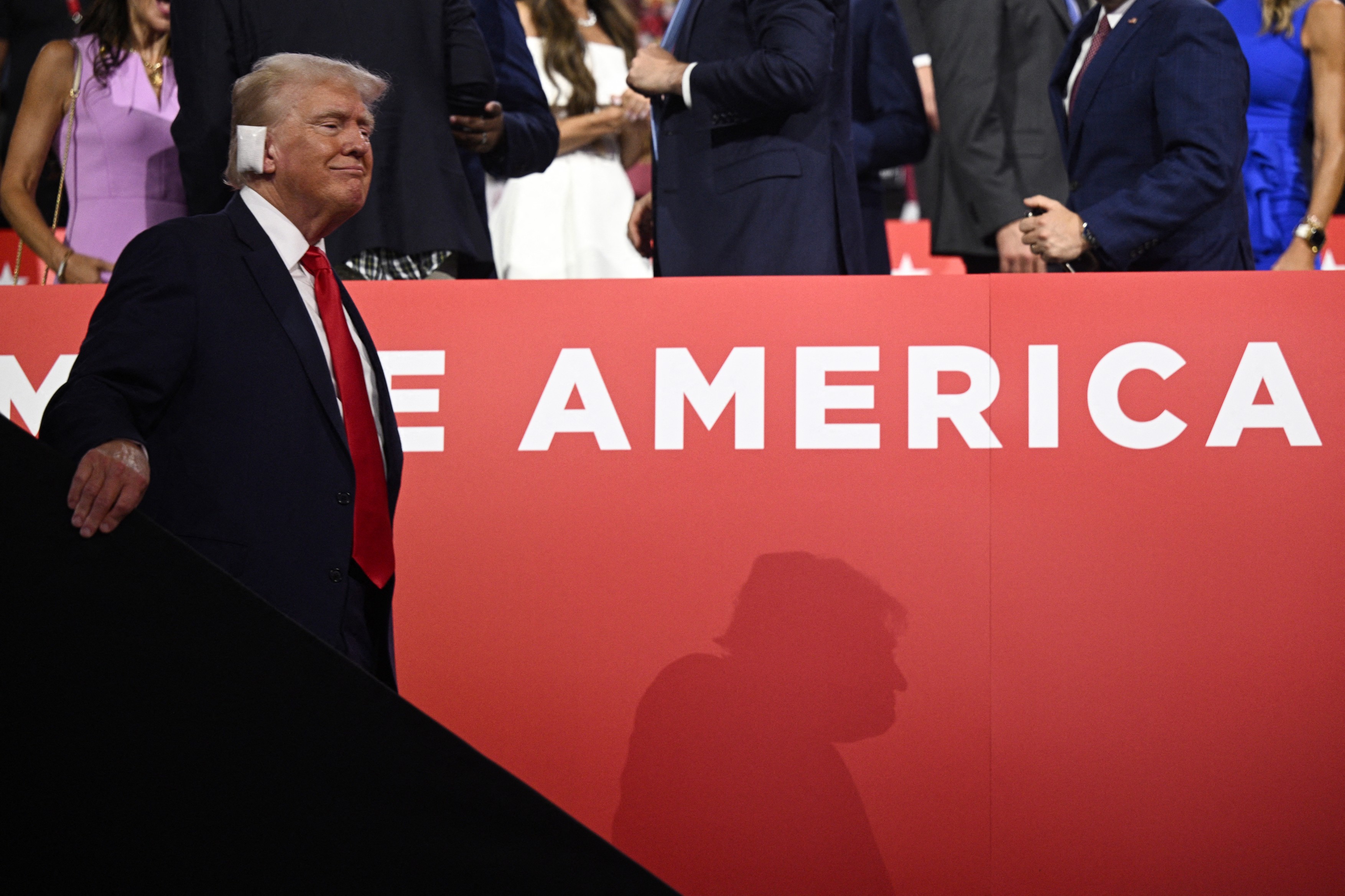 Donald Trump, cu un bandaj pe ureche, a fost primit în aplauze și scandări la convenţia republicană: „Luptă! Luptă! Luptă!”