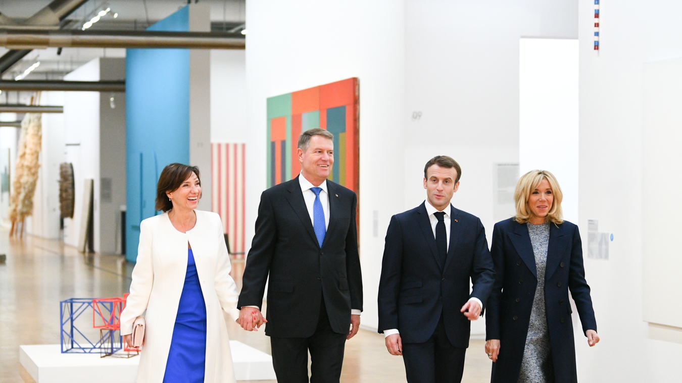 GALERIE FOTO / Carmen Iohannis a impresionat cu ținutele purtate la Paris. Ea și Brigitte Macron au fost în centrul atenției