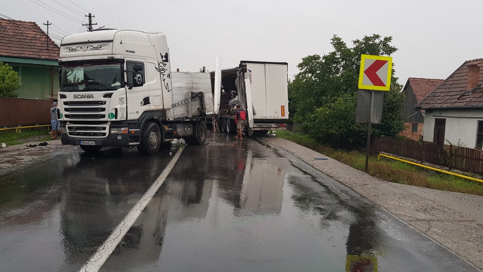 Circulaţie blocată între Sighişoara şi Târgu Mureş după ce două TIR-uri s-au ciocnit/ GALERIE FOTO
