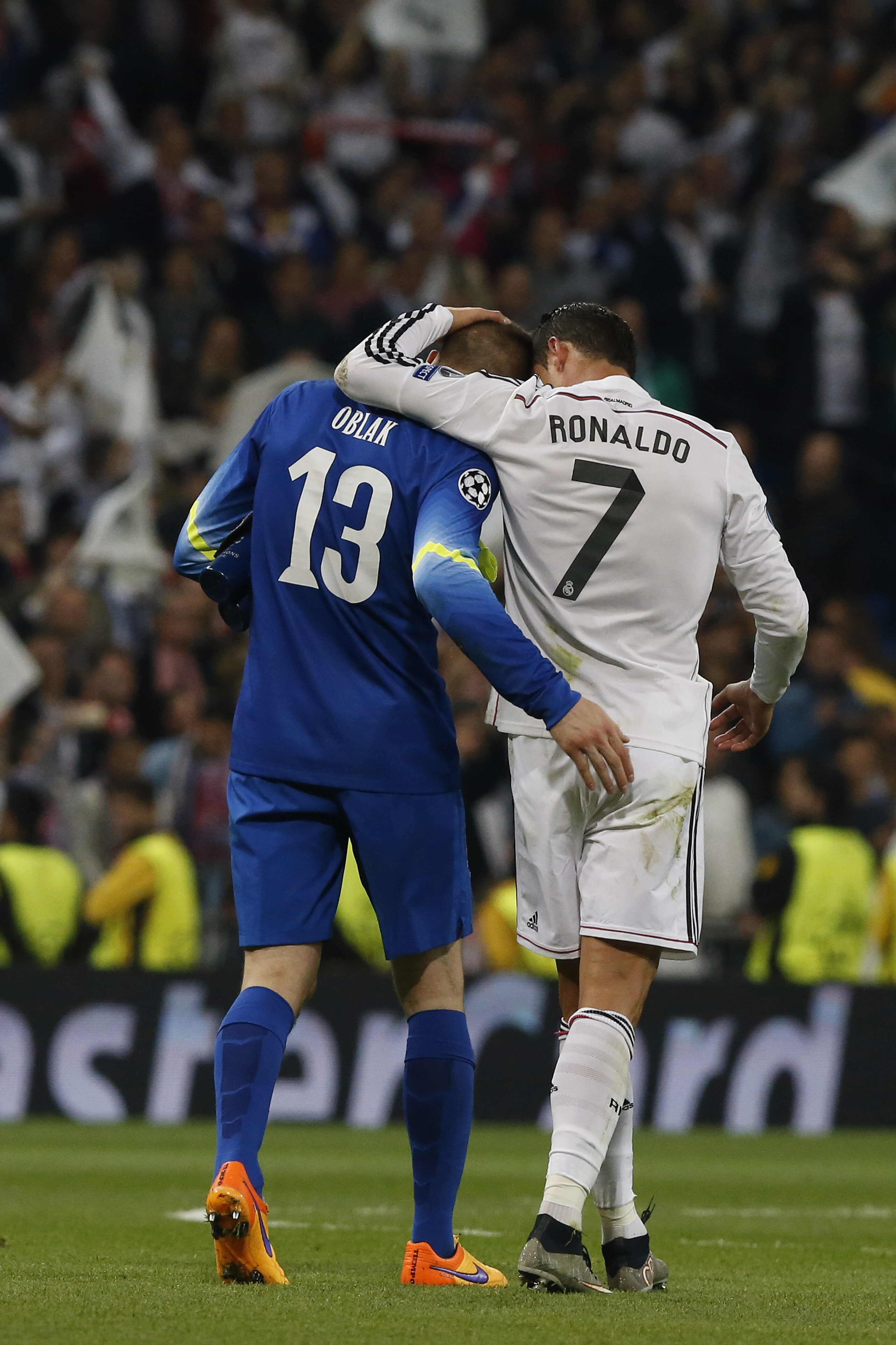 Imaginea suferinței pe ”Santiago Bernabeu”! Jose Maria Gimenez și-a ascuns fața în tricou, după ce Real a eliminat-o pe Atletico în sferturile de finală ale Ligii Campionilor / GALERIE FOTO