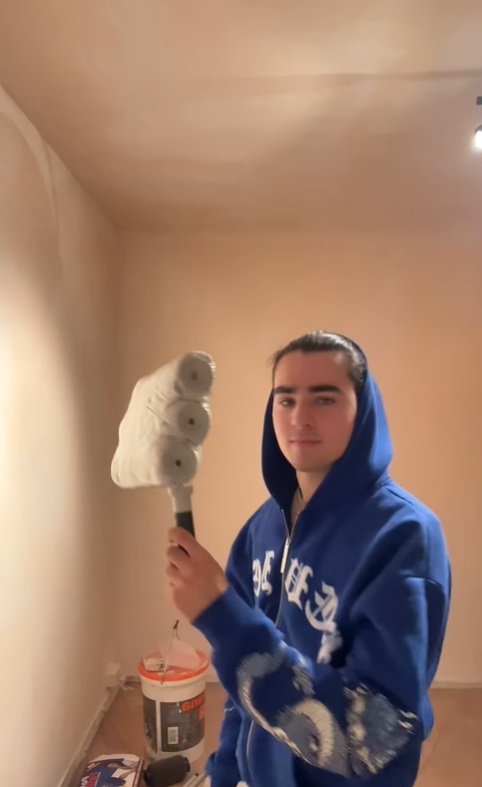 Ipostaza în care s-au filmat Radu Ștefan Bănică și sora Violeta. Tânărul actor s-a mutat într-un nou apartament: „Bine pe construcții”
