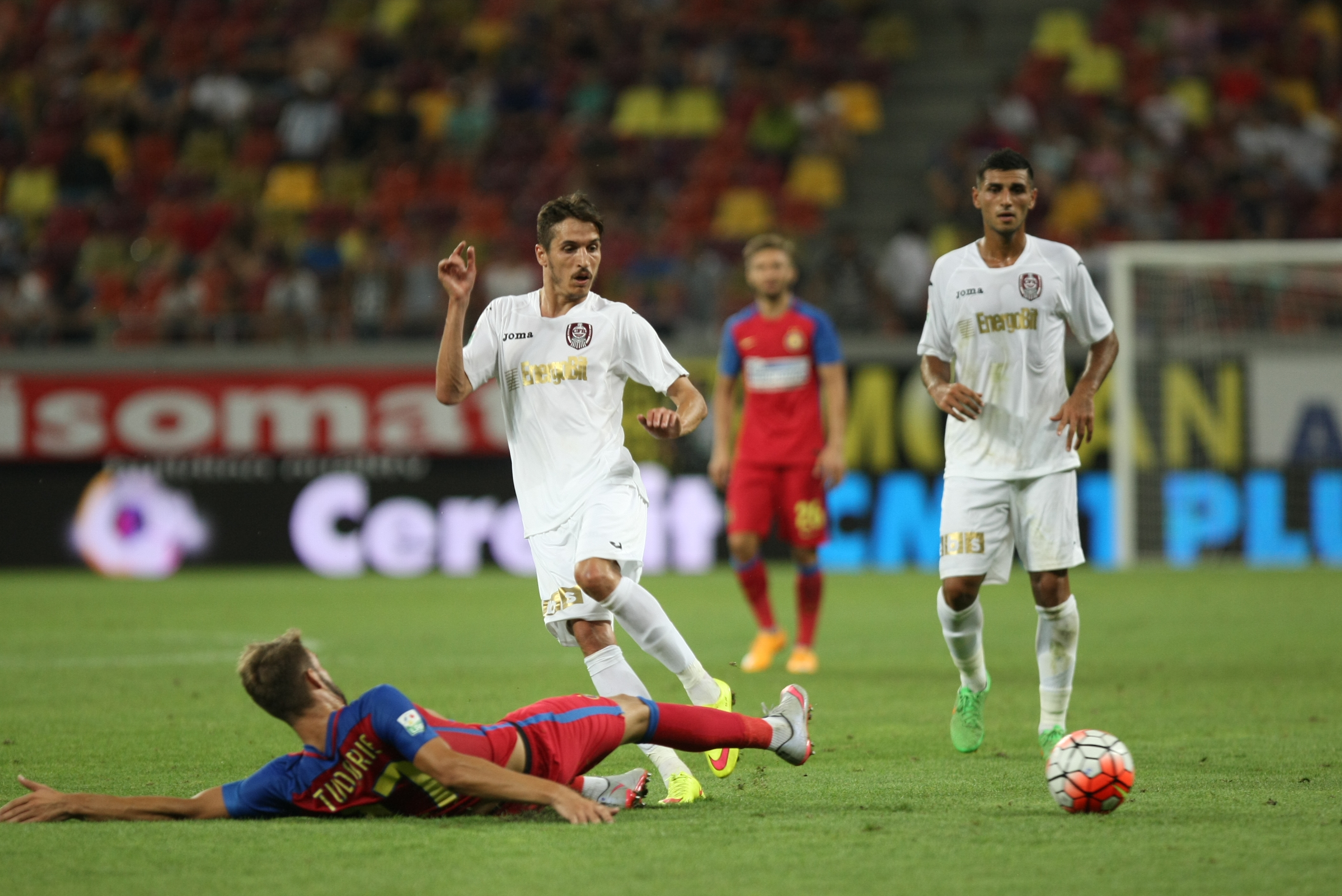 LIGA I: Steaua - CFR Cluj 1-1. Transversală Vitor Bruno! A egalat Tudorie! Roș-albaștrii au avut și ei o bară, în start, apoi a marcat Tiago. Echipa lui Rădoi se chinuie, Partizan Belgrad se distrează în Serbia! Patronul a făcut baie de mulțime/ GALERIE FOTO